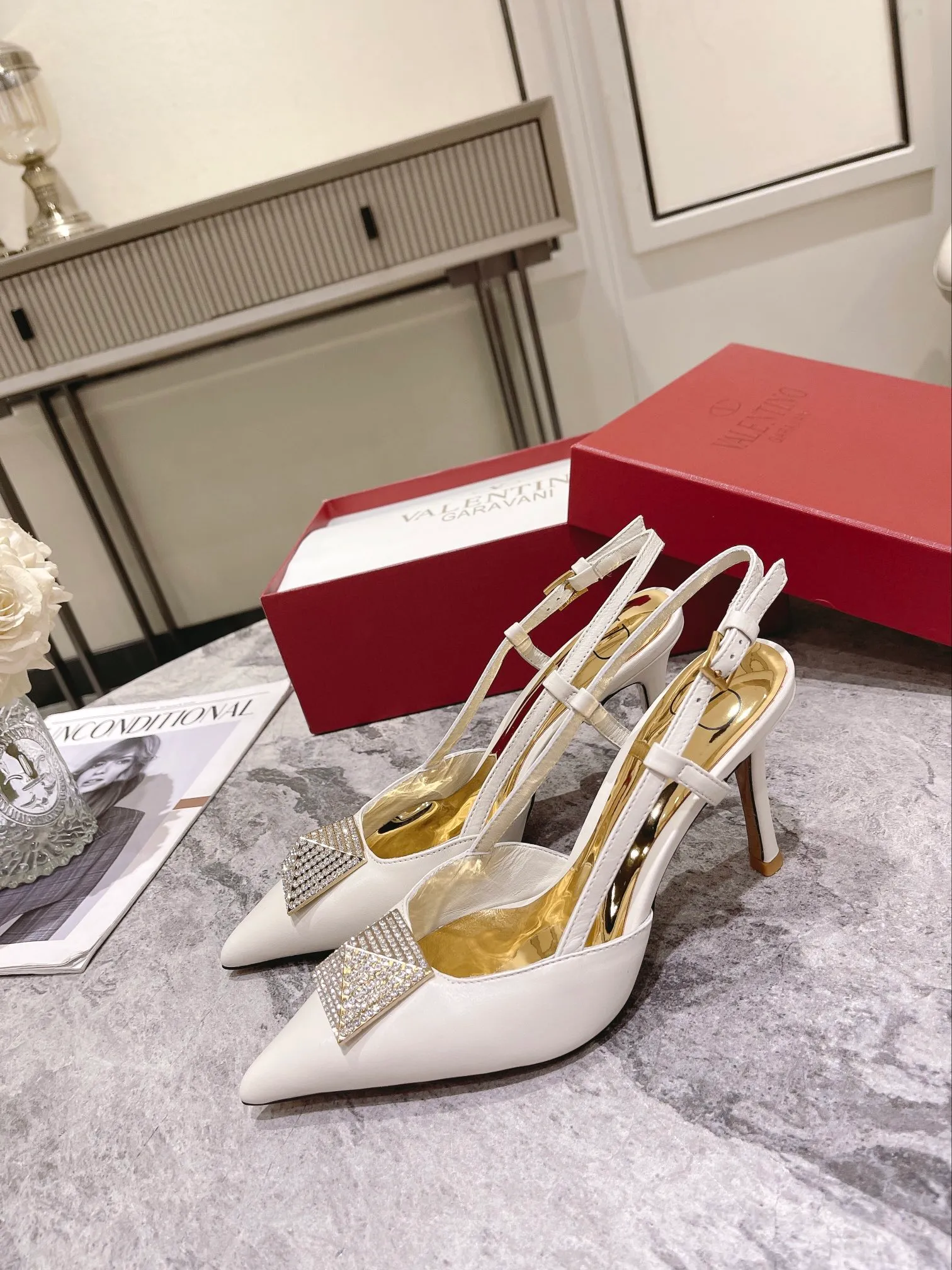 👟👟Ex-factory price 400👟👟 Genuine leather sole +40 Top version 𝑉𝐴𝐿𝐸𝑁𝑇𝐼𝑁𝑂 Valentino new autumn and winter women's back hollow sandals. The unique [pyramid] large rivet hardware [hand-made diamonds] brings out a full sense of high-end, and the new season will live up to expectations! Worth buying ★Imported sheepskin is absolutely high-grade ❥Original method, absolutely sensual ❥Elegant style, creating a different feeling, simple and elegant style!  Code number: 35-41 (34-42 customized) Fabric: Imported sheepskin Lining: Lined sheepskin Heel height: 8cm Leather outsole Rubber outsole